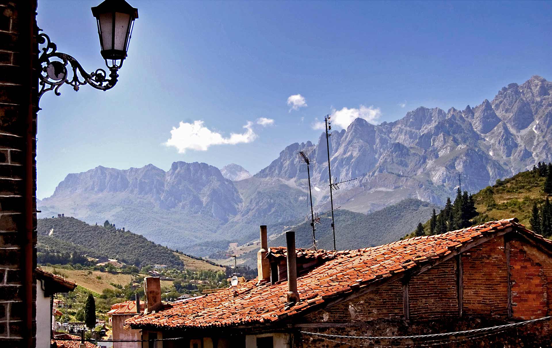 Vista de Potes con los Picos de Europa al fondo