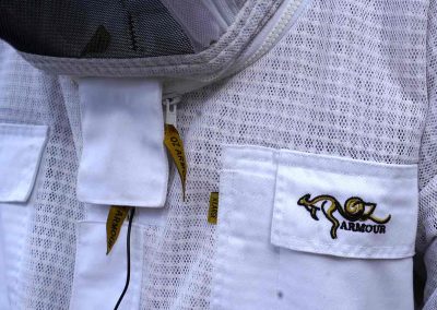 apicultor con un traje de apicultor Air Mesh de Oz Armour