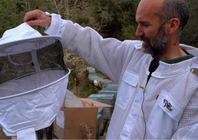 apicultor mostrando el traje de apicultura air mesh de oz armour