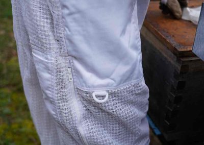 apicultor con un traje de apicultor Air Mesh de Oz Armour