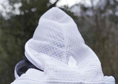 apicultor con un traje de apicultor Air Mesh de Oz Armour