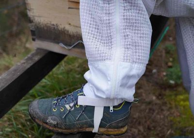 apicultor con un traje de apicultor Air Mesh de Oz Armour