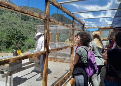 visitantes del apiario mirador de Beexperience apiturismo y turismo apícola en Liébana Cantabria
