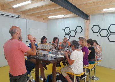 un grupo de personas, durante la cata de mieles de Beexperience apiturismo y turismo apícola en Liébana Cantabria
