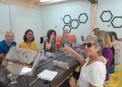 cata de mieles durante una visita a Beexperience apiturismo y turismo apícola en Liébana Cantabria