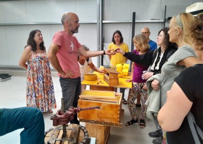 un grupo de personas durante la visita a Beexperience apiturismo y turismo apícola en Liébana Cantabria
