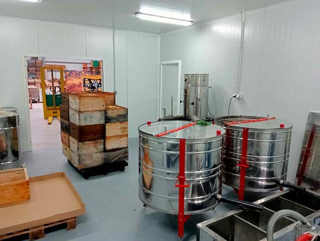 maquinaria apícola de colmenares de vendejo para extraer la miel de Liébana cosecha 2024