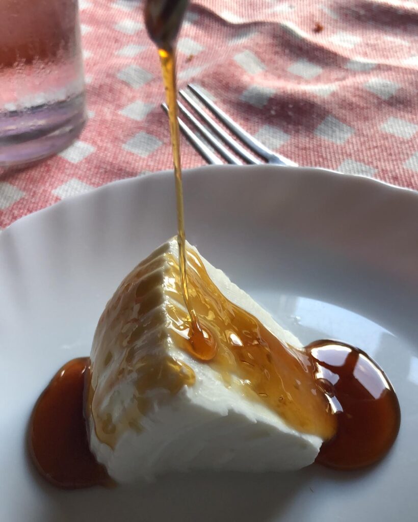 queso de Baro con miel de Liebana